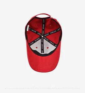 Detailansicht der roten Baseballkappe mit KYMY-Logoband und verstärkten Nähten innen
