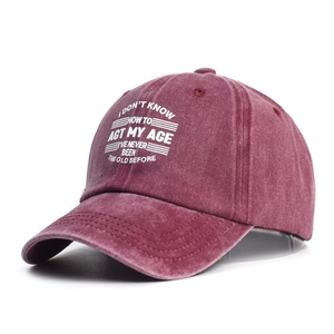 Dettaglio del cappello da baseball vintage in cotone lavato bordeaux con stampa slogan