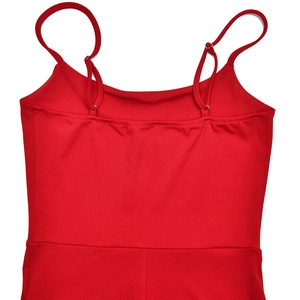 Détail du body de sport rouge montrant les bretelles réglables et la couture au dos