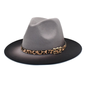 Dettaglio cappello fedora sfumato grigio con fascia leopardata e fibbia dorata