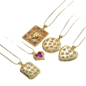 Cinq colliers plaqués or 14 carats avec pendentifs géométriques en forme de cœur et zircon