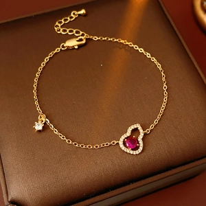 Makro-Detail von 18K vergoldetem Armband mit rotem Rubin und Zirkonia Einlage