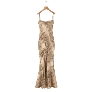 Elegante champagne satijnen maxi-jurk met vintage bloemenprints en een slanke pasvorm