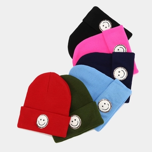 Eleganti berretti in maglia in vari colori con una toppa minimalista con faccina sorridente