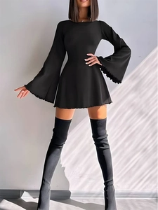 Elegante vestido corto negro con mangas acampanadas y detalle de lazo mostrado en modelo