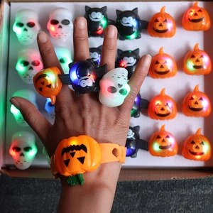 Halloween LED Glowing Rings And Wristbands Plastic Pumpkin Skull Bat Ghost Light Up Toys For Party Favors Kids Gifts Novelty