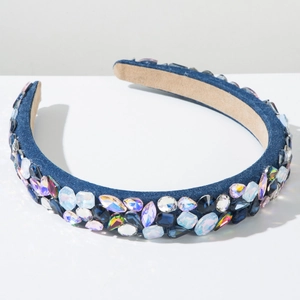 Détail d'un serre-tête baroque avec strass colorés sur une base en denim bleu