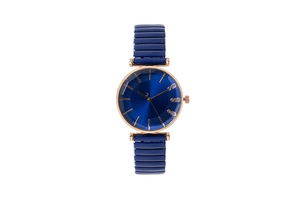Macro de montre quartz or rose avec cadran bleu foncé et accents de diamants