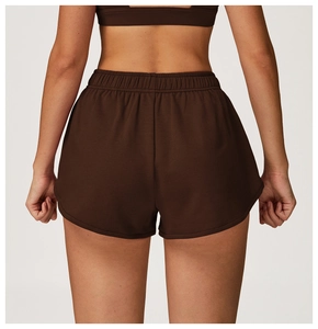 Vue détaillée du short de sport marron foncé à taille haute avec ourlet arrondi élastique