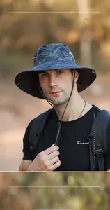 Primo piano di un cappello da sole mimetico traspirante indossato da un modello all'aperto