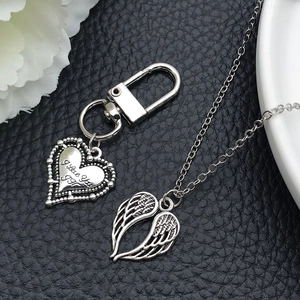 Sterling Silber 925 Herzanhänger und Flügelhalskette Set auf elegantem schwarzen Leder