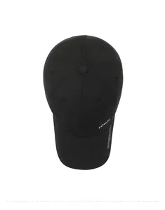 Vista dall'alto di un berretto da baseball nero ad asciugatura rapida con scritta FASHION