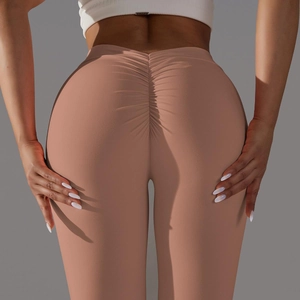 Gros plan du legging yoga avec effet sculptant mettant en valeur la texture du tissu