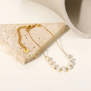 Détail d'un bracelet en acier inoxydable plaqué or 18k avec perles d'eau douce naturelles