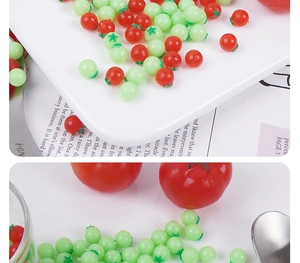 Dettaglio di pomodori in miniatura da 0,6 cm con steli verdi in un piatto bianco