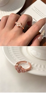 Dettaglio anello quadrifoglio oro rosa con madreperla bianca e zirconi lucidi
