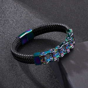 Vue détaillée du bracelet en cuir pour homme avec chaîne de vélo arc-en-ciel et fermoir magnétique
