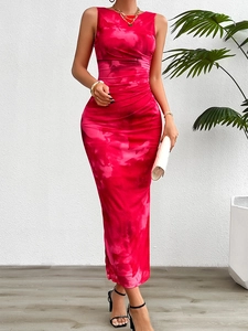 Détail d'une robe sans manches rouge tie-dye avec une texture drapée moulante élégante