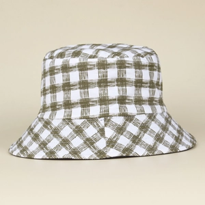Gros plan du chapeau bob à carreaux vert et blanc avec détails de texture du tissu