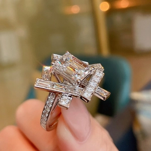 Bague géométrique coupe émeraude avec anneaux entrelacés et pavage de diamants