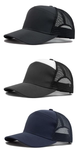 Varietà di cappellini trucker in mesh nero, bianco e blu con retro traspirante