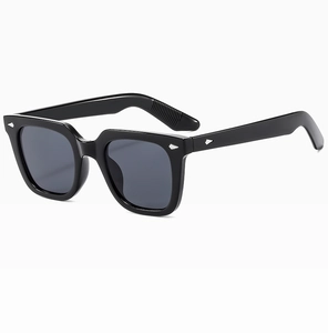 Detailansicht der schwarzen quadratischen Sonnenbrille mit silbernen Pfeilnieten am Bügel