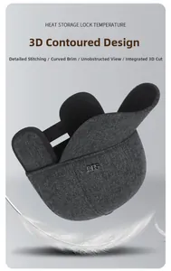 Dettaglio del cappello invernale grigio scuro con paraorecchie e stemma Sport in metallo