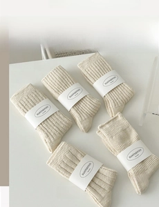 Dettagli della trama di calze beige in maglia a trecce e diverse texture a coste