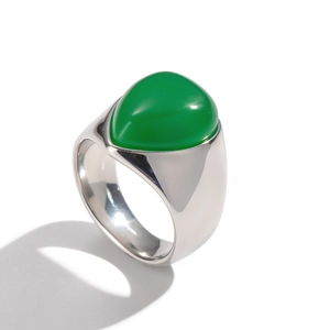 Gros plan détaillé d'une bague argentée avec une pierre verte en forme de goutte d'eau