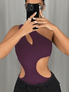 Detalle del body violeta asimétrico con aberturas y corte ajustado en la modelo