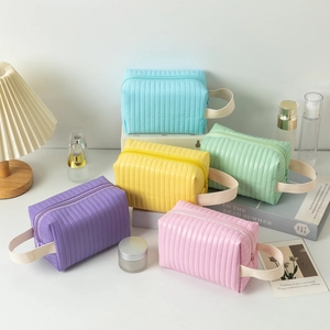 Set di 5 borse da toilette da viaggio in pelle PU trapuntata in colori pastello con manici