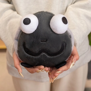 Peluche mouche de dessin animé aux grands yeux et poils gris doux en mains