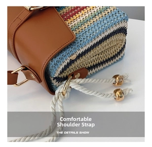 Dettaglio della borsa a tracolla intrecciata con trame di fibre e rifiniture in pelle