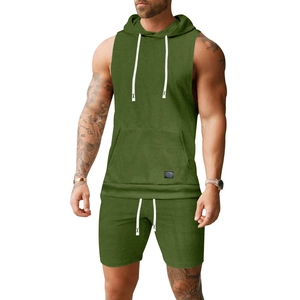 Détail de la texture gaufrée vert olive sur l'ensemble short et sweat à capuche sans manches