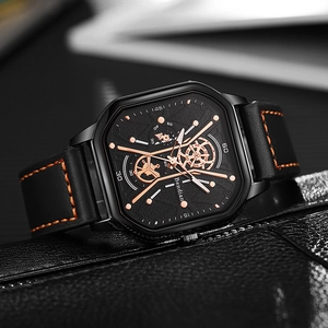 Orologio da uomo quadrato alla moda con quadrante oro rosa e cinturino in pelle nera