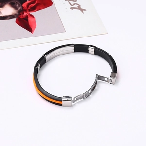 Vue détaillée du fermoir en acier inoxydable et du bracelet en silicone bicolore