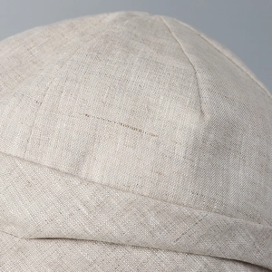 Détail de la texture en lin respirant et des coutures de qualité sur le chapeau