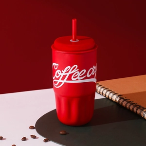 Tazza da caffè rossa in acciaio inox 316 con coperchio e cannuccia su una scrivania