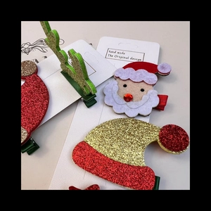 Détail de barrettes de Noël festives avec Père Noël, chapeaux à paillettes et bois de cerf