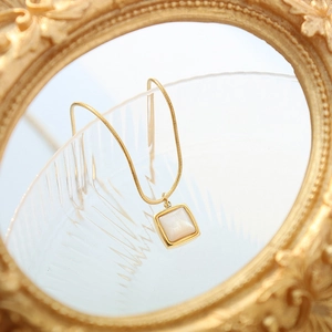 Collier doré style français avec pendentif carré en nacre blanche pour femme