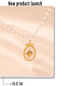 Dettaglio della collana di perle con ciondolo ovale dorato e design stella vintage