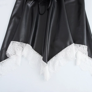 Robe noire en cuir PU style urbain avec ourlet en dentelle blanche et ceinture réglable