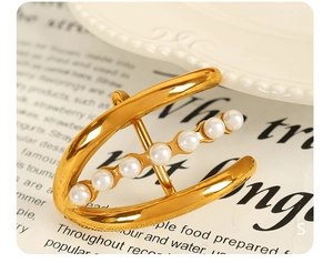 Detail of gold-plated titanium hair pin featuring a horizontal row of elegant pearls