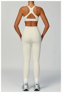 Détail du soutien-gorge de sport à dos ajouré et legging de yoga taille haute crème