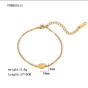Détail du bracelet en acier inoxydable plaqué or 18 carats avec breloque ovale et fermoir