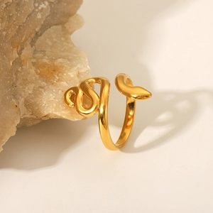 Vue détaillée d'une bague serpent en acier inoxydable doré sur une pierre naturelle