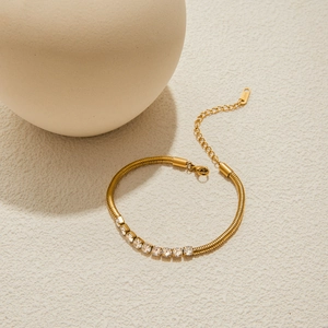 Dettaglio del bracciale a serpente in titanio 18k dorato con zirconi e chiusura a moschettone