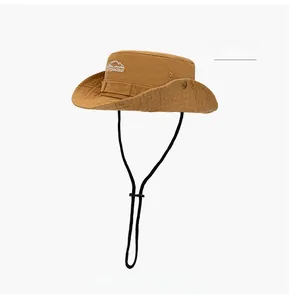 Détail d'un chapeau de soleil kaki d'extérieur avec cordon et broderie