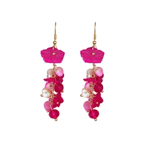 Boucles d'oreilles fleurs roses avec perles et pompons pour un look de vacances élégant