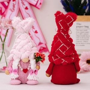 Détail de gnomes de la Saint-Valentin en peluche avec bonnets en tricot et cœurs pailletés